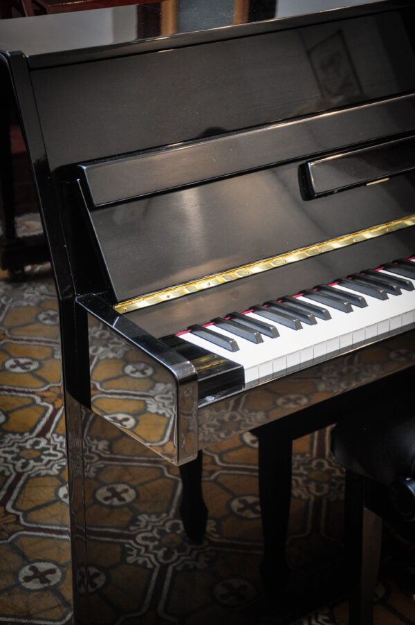 Yamaha mini piano LU90 (JU109)