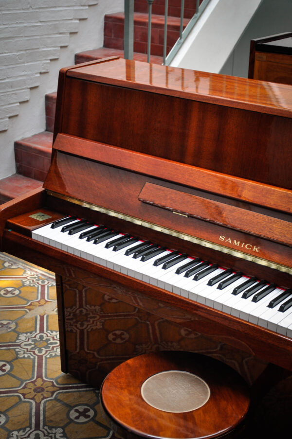 Piano Samick SU-108P