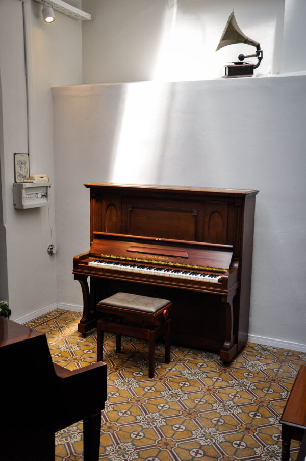 Piano vertical Zeitter and Winkelmann