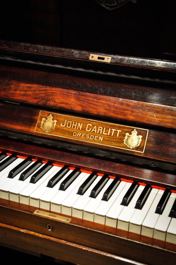 Piano John Carlitt