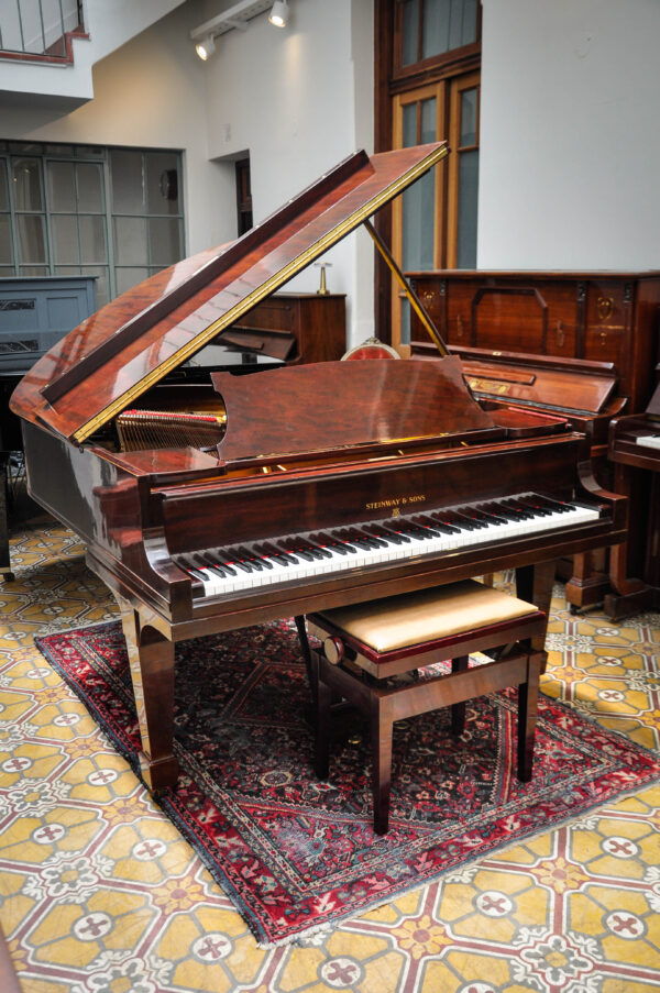 Steinway and Sons O 180 Piano de cola