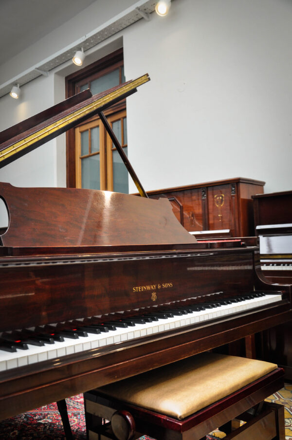 Steinway and Sons O 180 Piano de cola