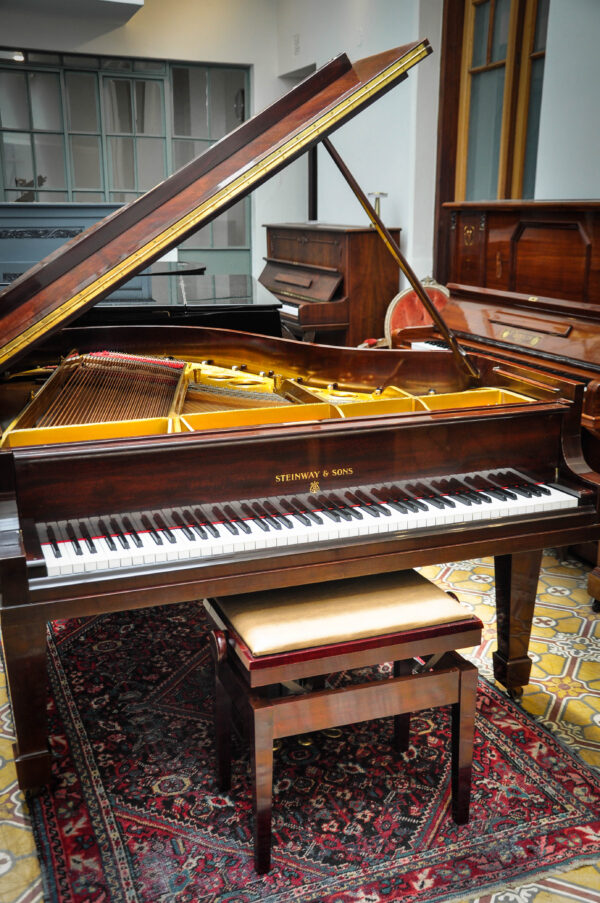 Steinway and Sons O 180 Piano de cola