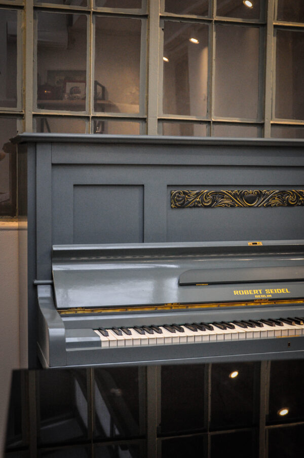 Robert Seidel Piano Gris