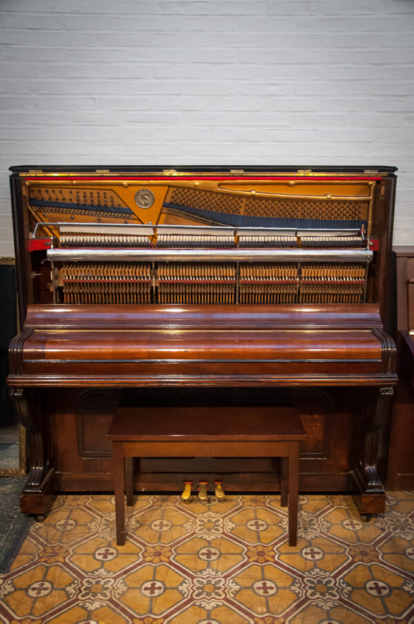Gustav Breyer Hamburg Piano