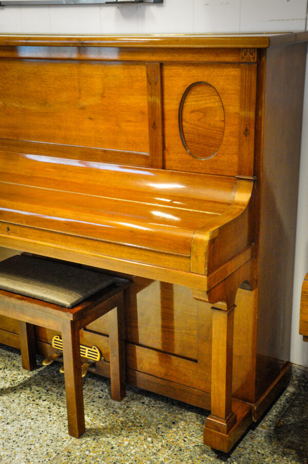 Gors and Kallmann piano