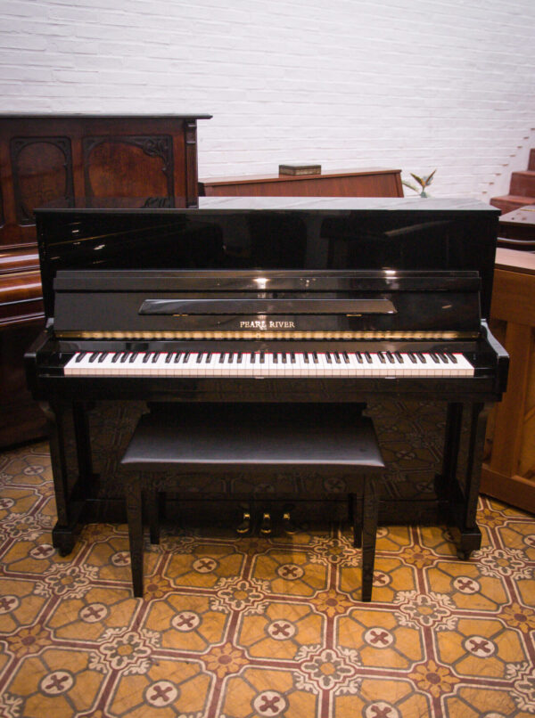 Pearl River UP-115 Piano