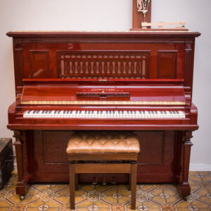 STEINWAY & SONS MODELO R (213)