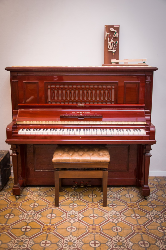 STEINWAY & SONS MODELO R (213)