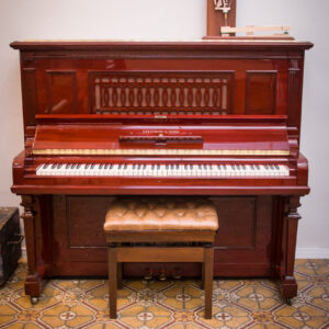 Steinway and Sons modelo R piano