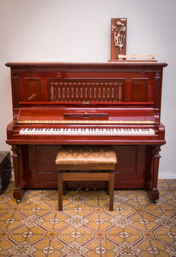 Steinway and Sons modelo R piano