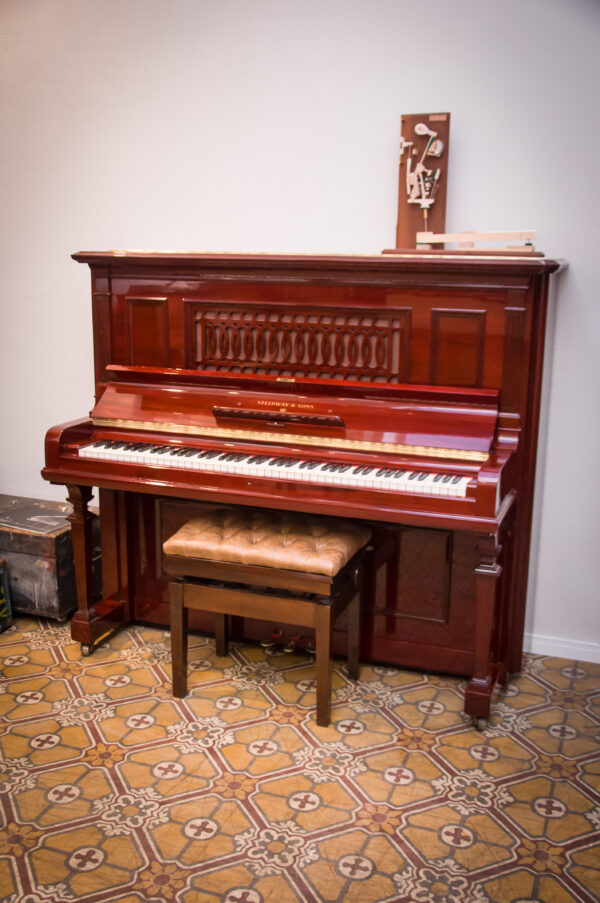 Steinway and Sons modelo R piano