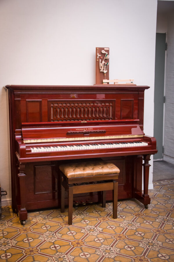 Steinway and Sons modelo R piano