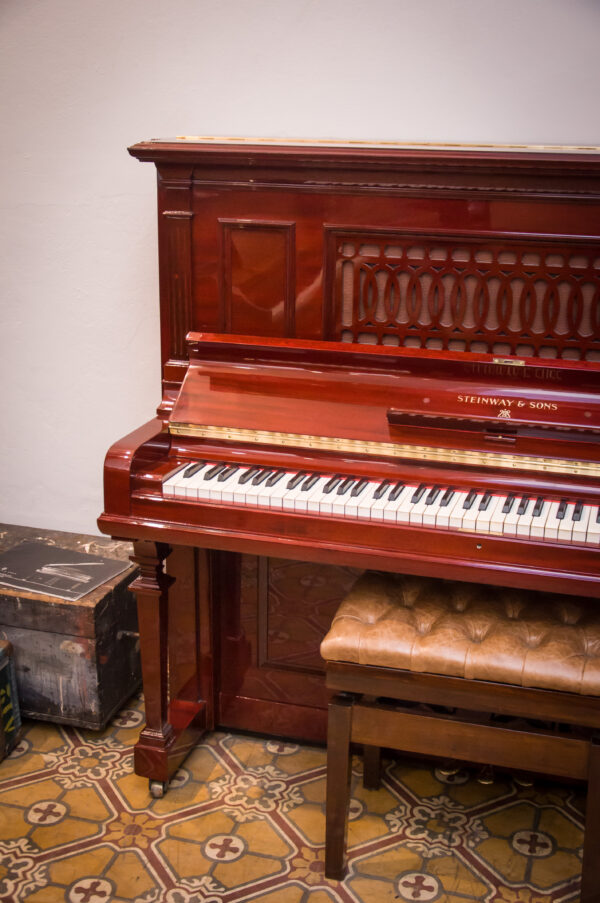 Steinway and Sons modelo R piano