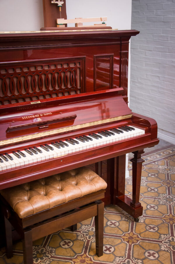 Steinway and Sons modelo R piano