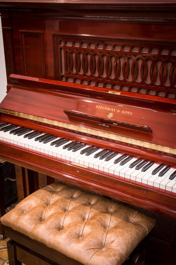 Steinway and Sons modelo R piano