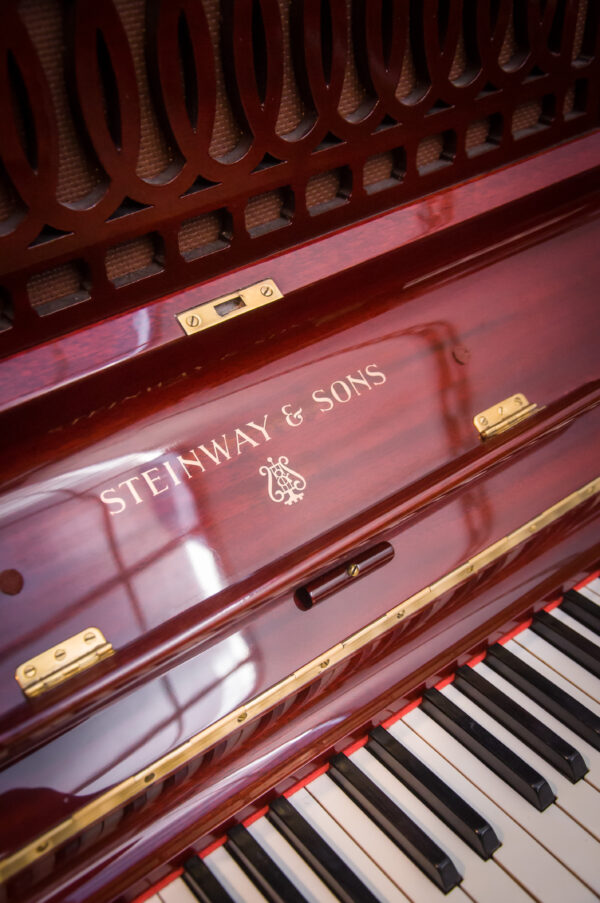 Steinway and Sons modelo R piano