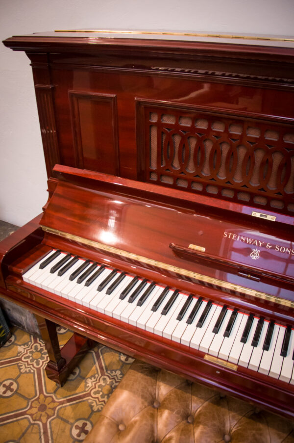 Steinway and Sons modelo R piano