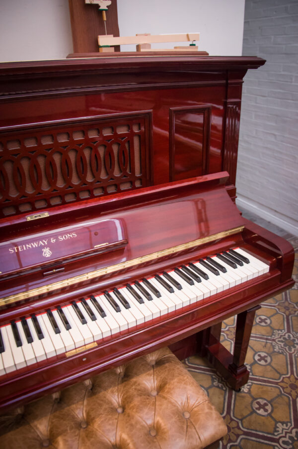 Steinway and Sons modelo R piano