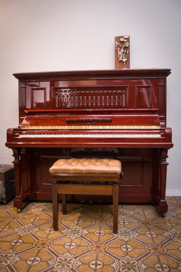 Steinway and Sons modelo R piano