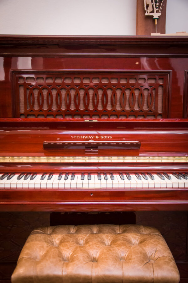 Steinway and Sons modelo R piano