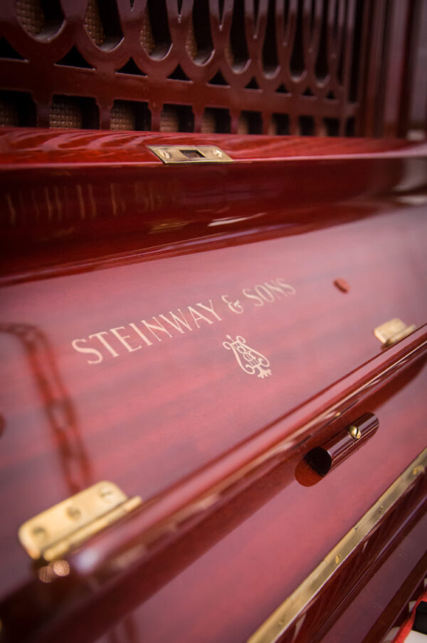Steinway and Sons modelo R piano