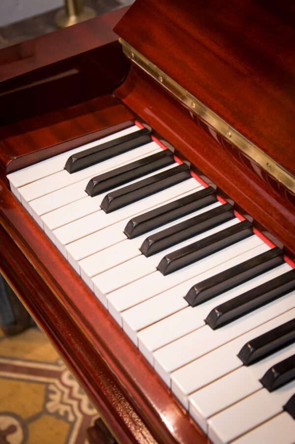 Steinway and Sons modelo R piano