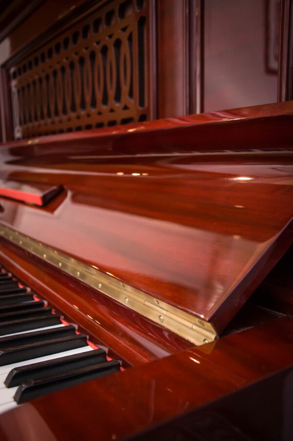 Steinway and Sons modelo R piano