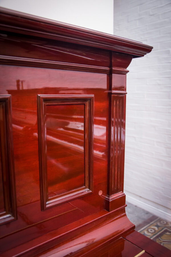 Steinway and Sons modelo R piano