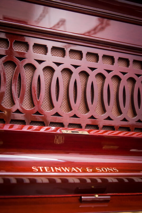 Steinway and Sons modelo R piano