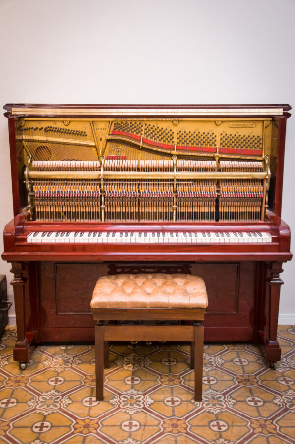 Steinway and Sons modelo R piano