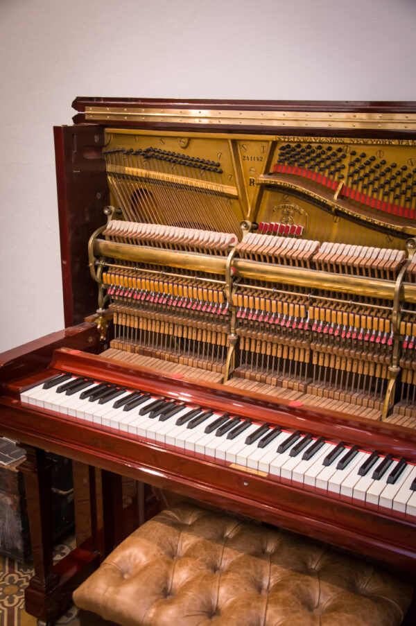 Steinway and Sons modelo R piano