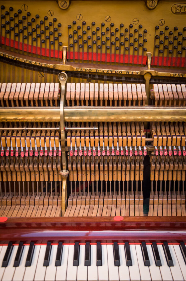 Steinway and Sons modelo R piano