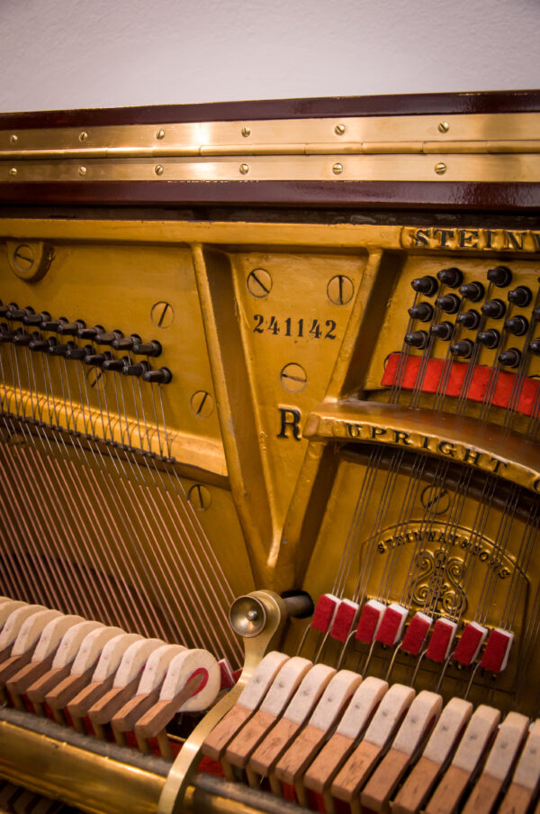 Steinway and Sons modelo R piano