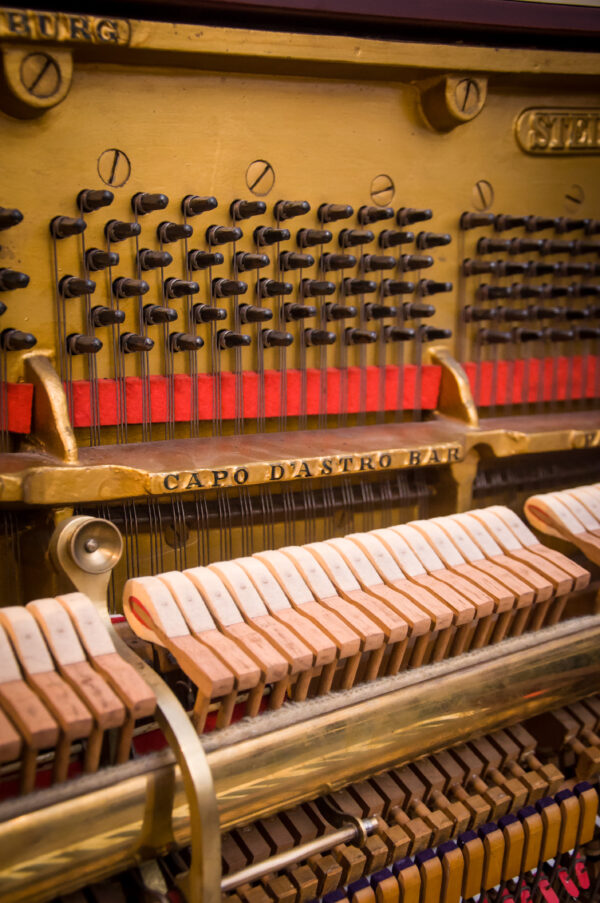Steinway and Sons modelo R piano