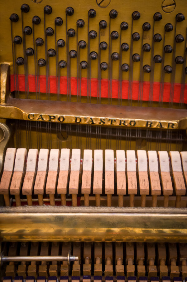 Steinway and Sons modelo R piano