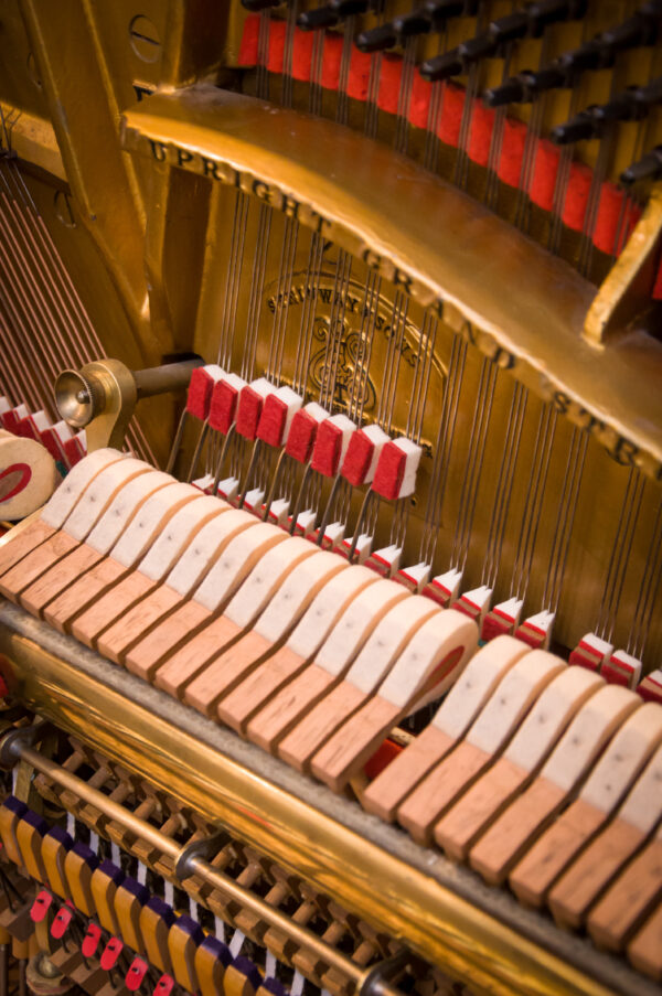Steinway and Sons modelo R piano