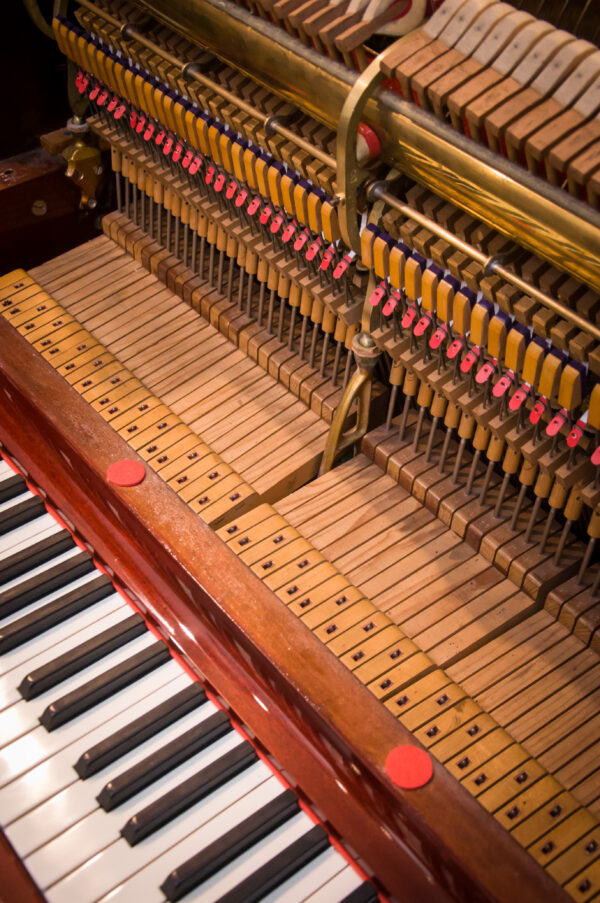 Steinway and Sons modelo R piano