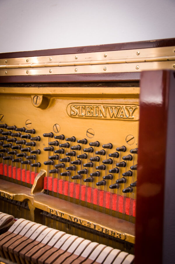 Steinway and Sons modelo R piano