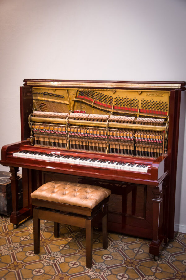 Steinway and Sons modelo R piano