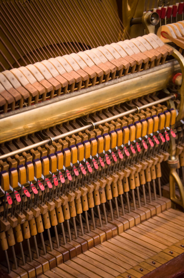 Steinway and Sons modelo R piano