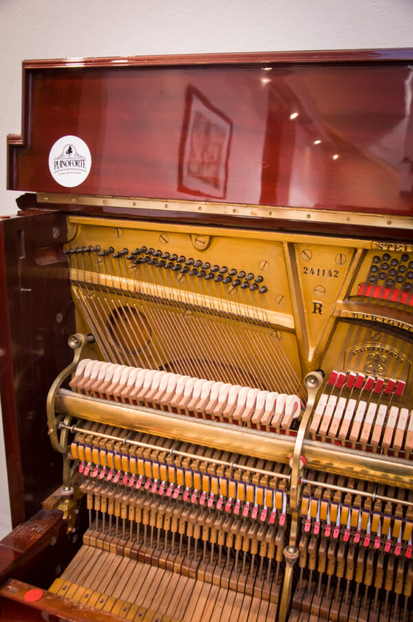 Steinway and Sons modelo R piano