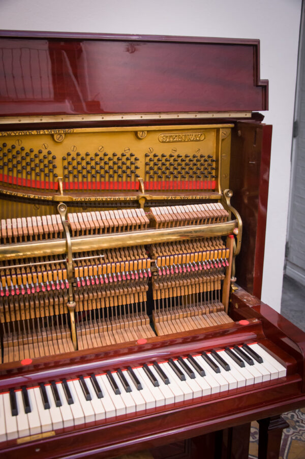 Steinway and Sons modelo R piano