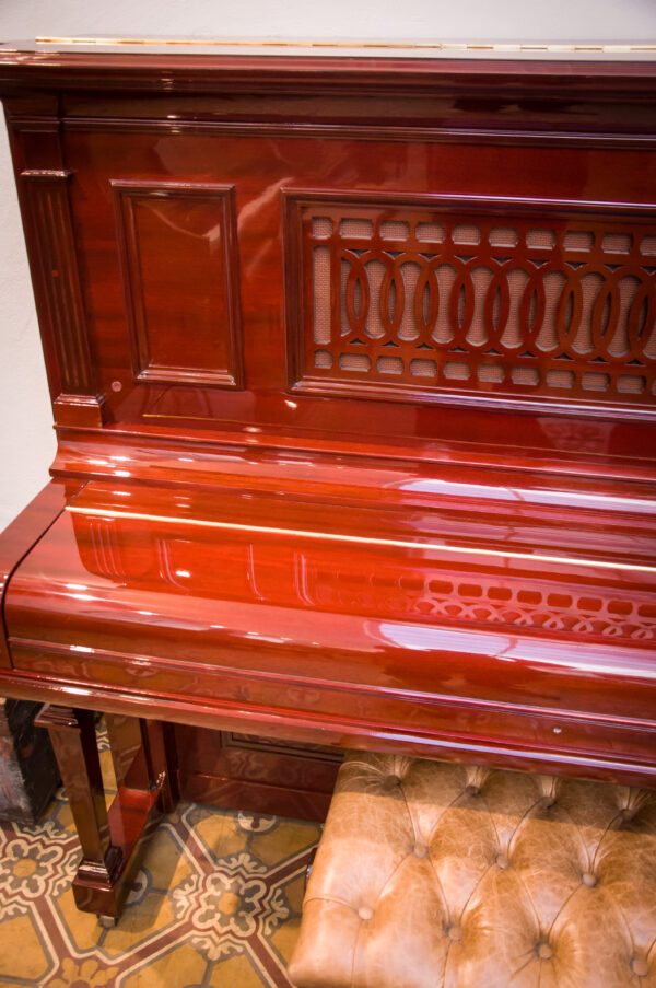 Steinway and Sons modelo R piano