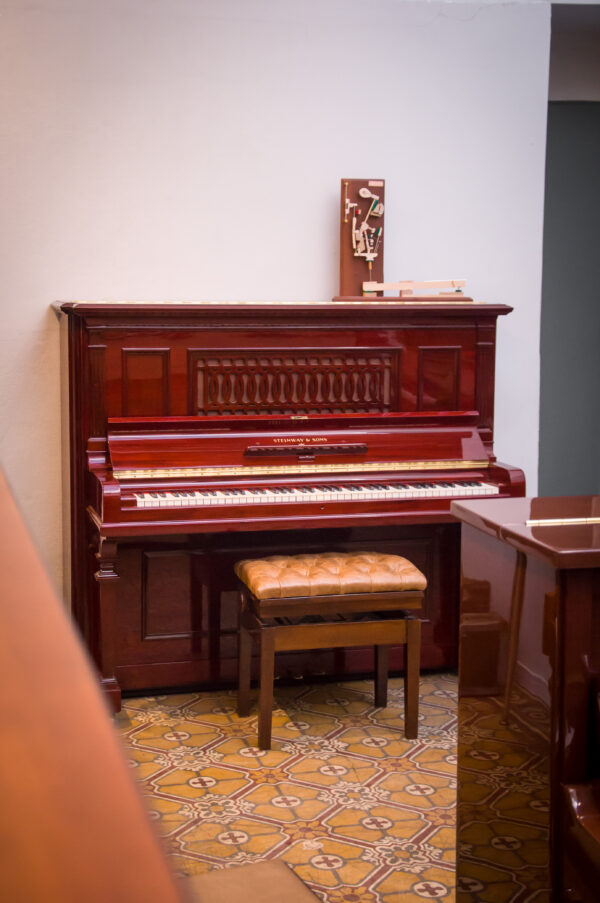 Steinway and Sons modelo R piano