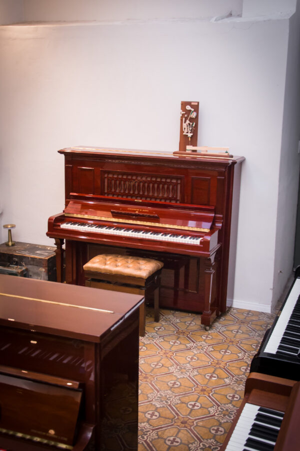 Steinway and Sons modelo R piano