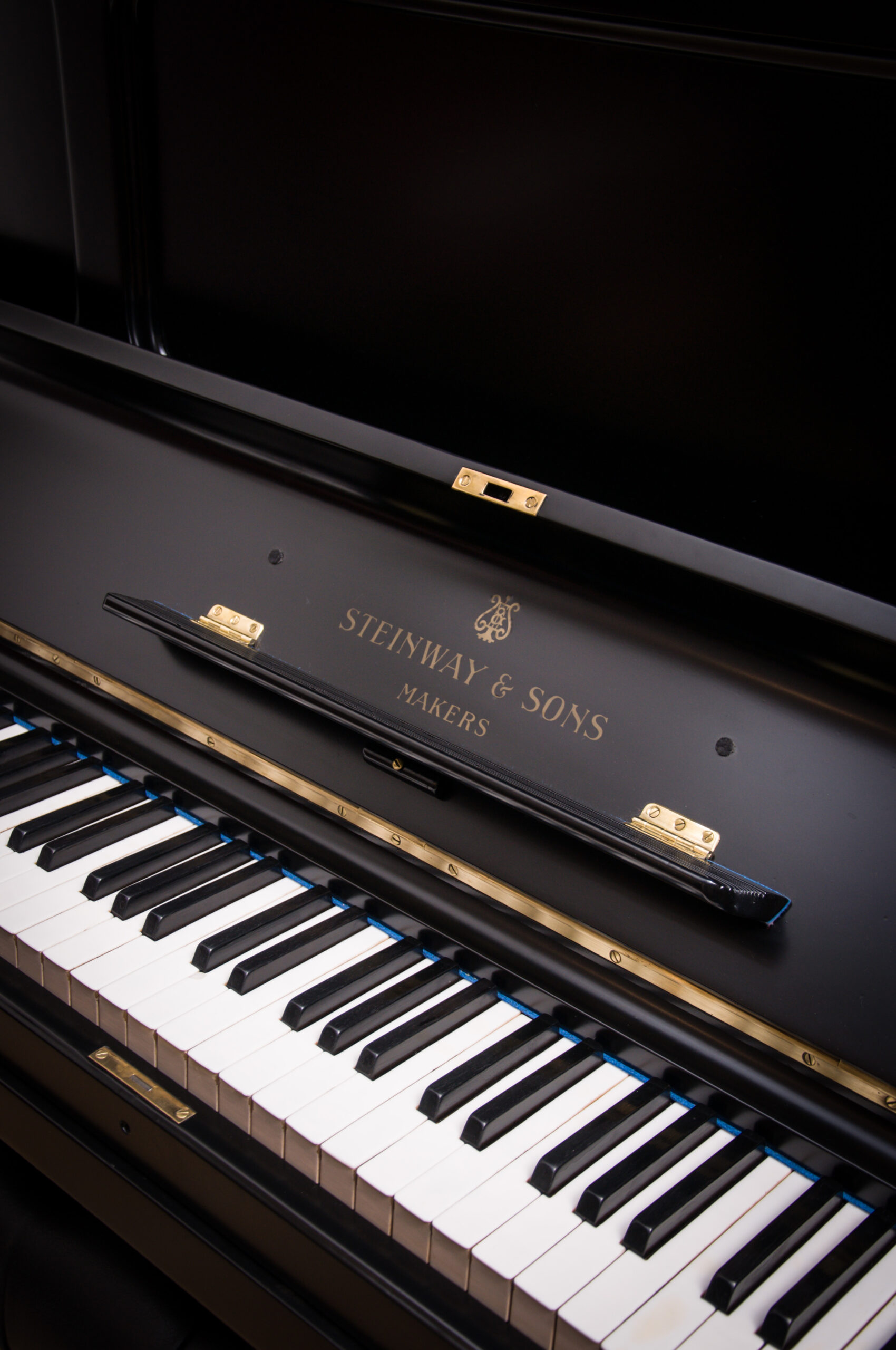 Steinway and Sons piano vertical modelo K-52