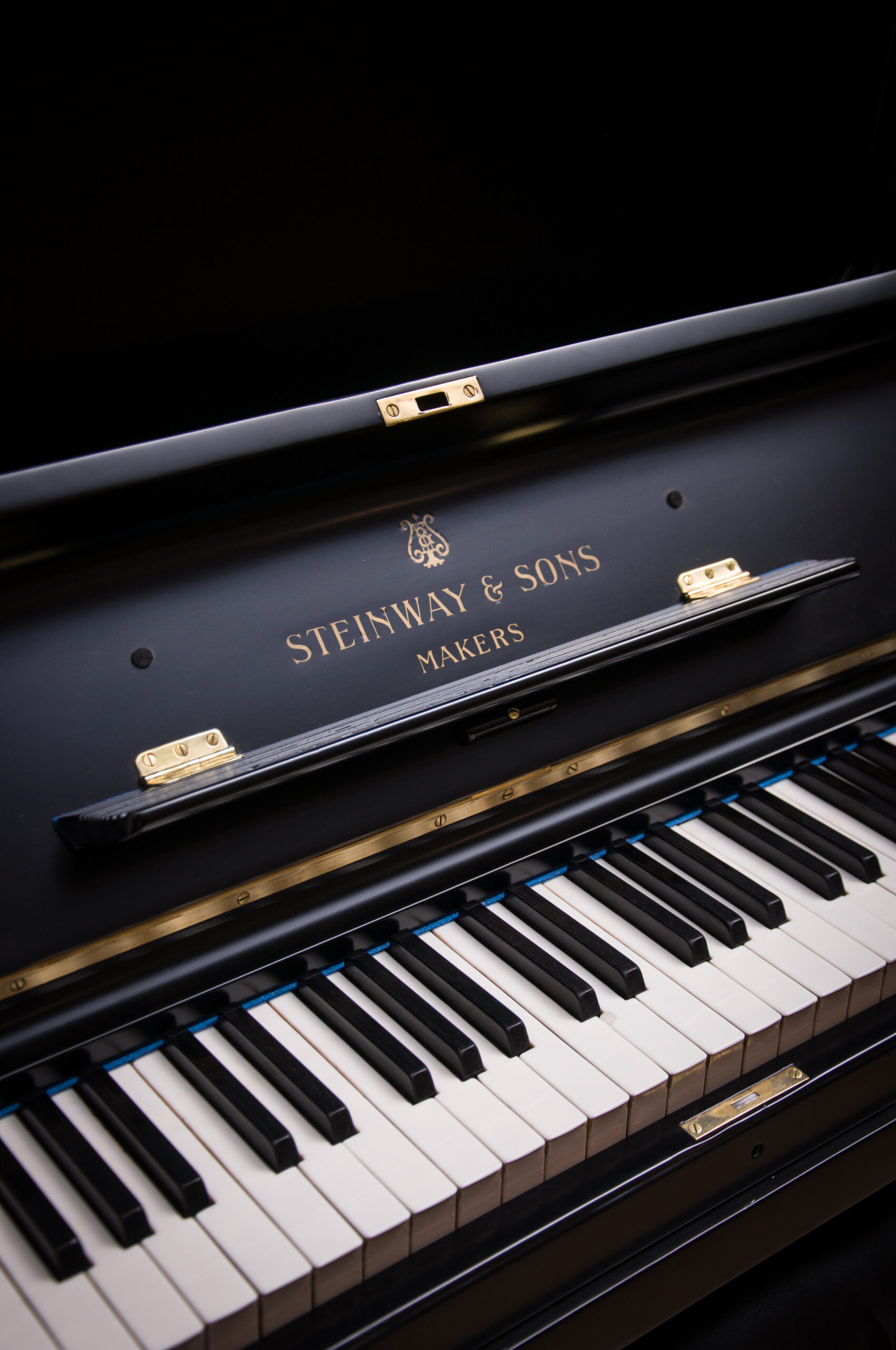 Steinway and Sons piano vertical modelo K-52